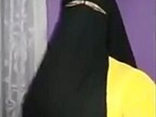 ఫ్లోర్ 4 లో అరబిక్ సంతతికి చెందిన మిల్ఫ్, ఫుటానారి సెక్సువాలిటీ